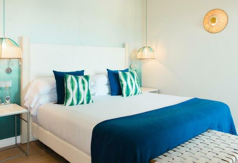 اتاق سوپریور با چشم‌انداز جانبی دریا, Honucai