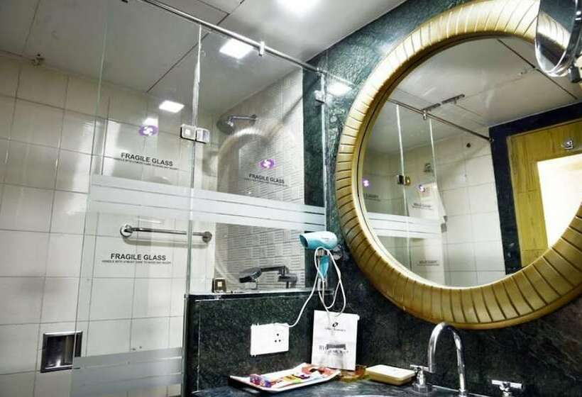 اتاق استاندارد یک نفره, The Senator