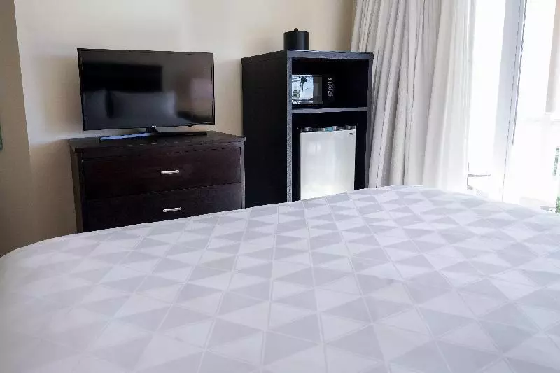 اتاق استاندارد با تخت بزرگ, Holiday Inn Resort Grand Cayman, An Ihg