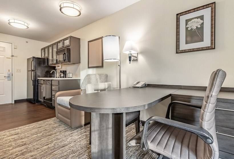 Люкс, Candlewood Suites Lincoln, An Ihg