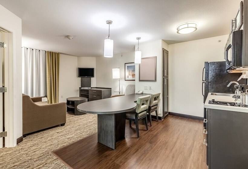 Люкс, Candlewood Suites Lincoln, An Ihg