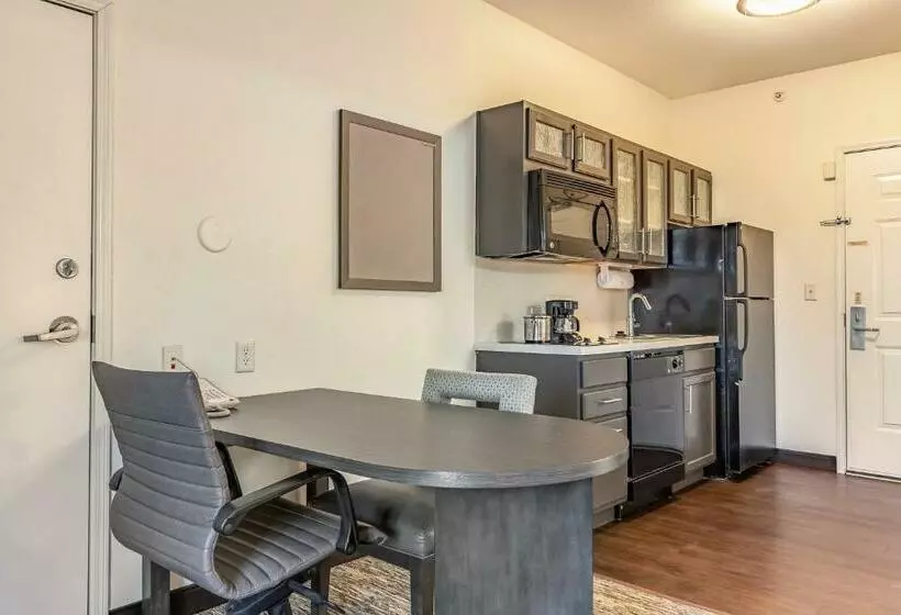 キングサイドベッドのスタンダードワンルーム, Candlewood Suites Lincoln, An Ihg
