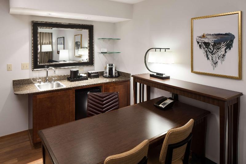 جناح مطلّ علي الجبل, Embassy Suites Anchorage