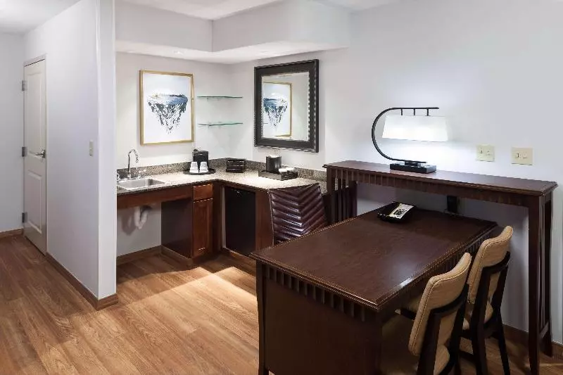 سوئیت با تخت بزرگ, Embassy Suites Anchorage