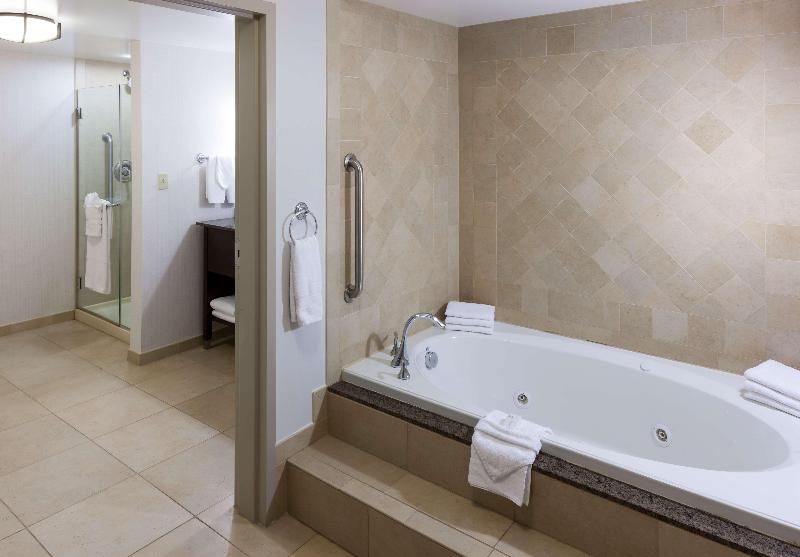 جناح سرير كينج, Embassy Suites Anchorage