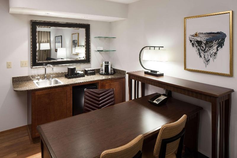 جناح مطلّ علي الجبل, Embassy Suites Anchorage