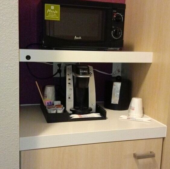 غرفة قياسية لذوى الاحتياجات الخاصة, Hilton Garden Inn Calabasas