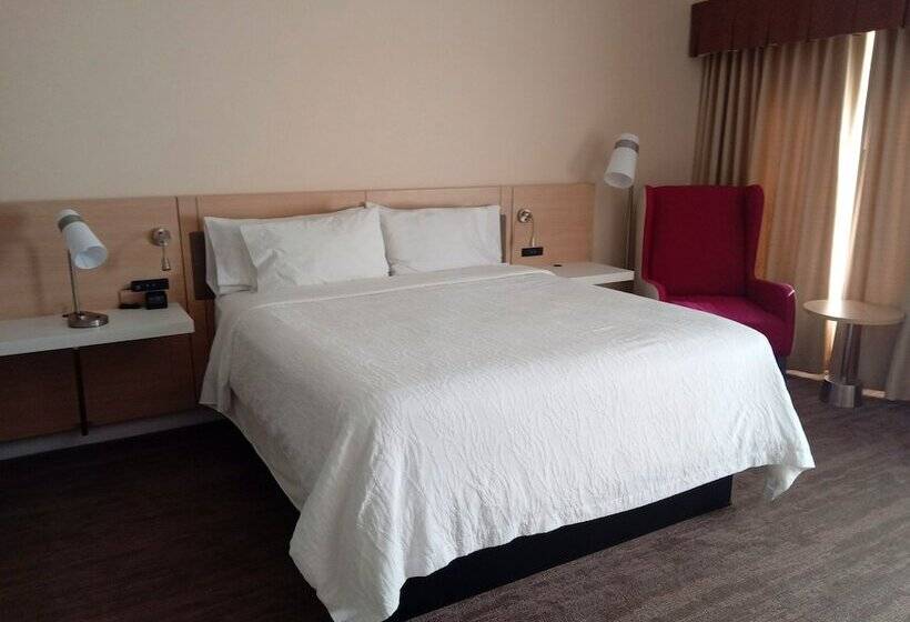 غرفة قياسية لذوى الاحتياجات الخاصة, Hilton Garden Inn Calabasas