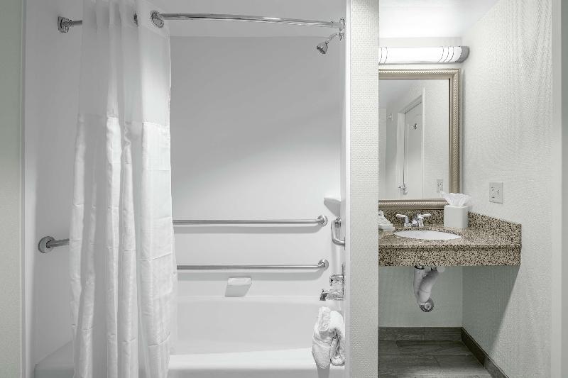 带大床的标准间, Hilton Garden Inn Wilmington Mayfaire Town Center