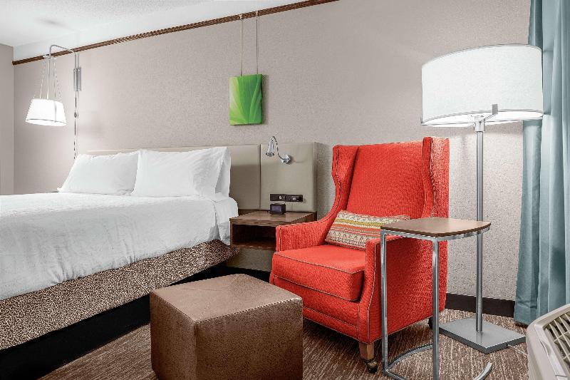 חדר סטנדרט עם מיטת קינג, Hilton Garden Inn Wilmington Mayfaire Town Center