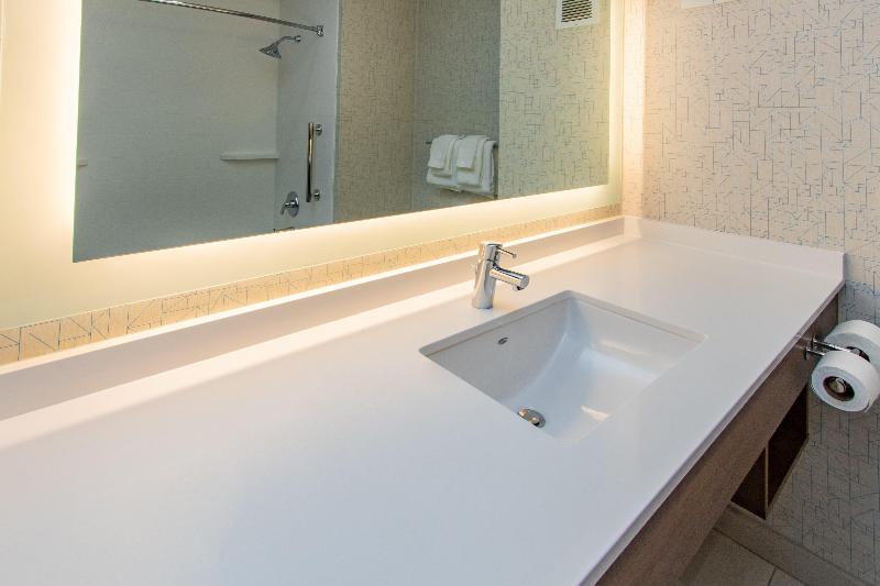 带双人大床的行政管理套房, Holiday Inn Express Hotel & Suites Roseville   Galleria Area, An Ihg