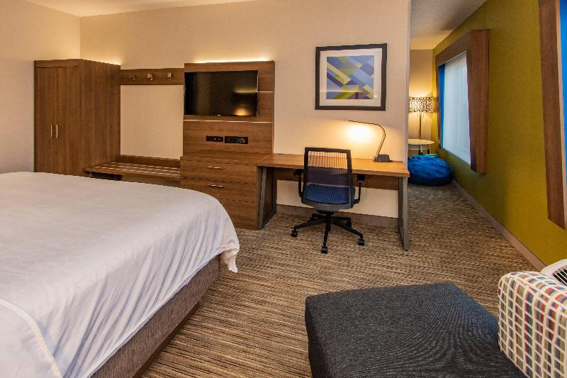 Люкс Кровать Кинг, Holiday Inn Express Hotel & Suites Roseville   Galleria Area, An Ihg