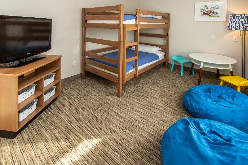 带大床的套房, Holiday Inn Express Hotel & Suites Roseville   Galleria Area, An Ihg