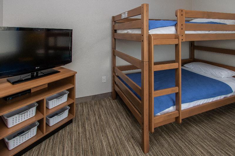 带大床的套房, Holiday Inn Express Hotel & Suites Roseville   Galleria Area, An Ihg