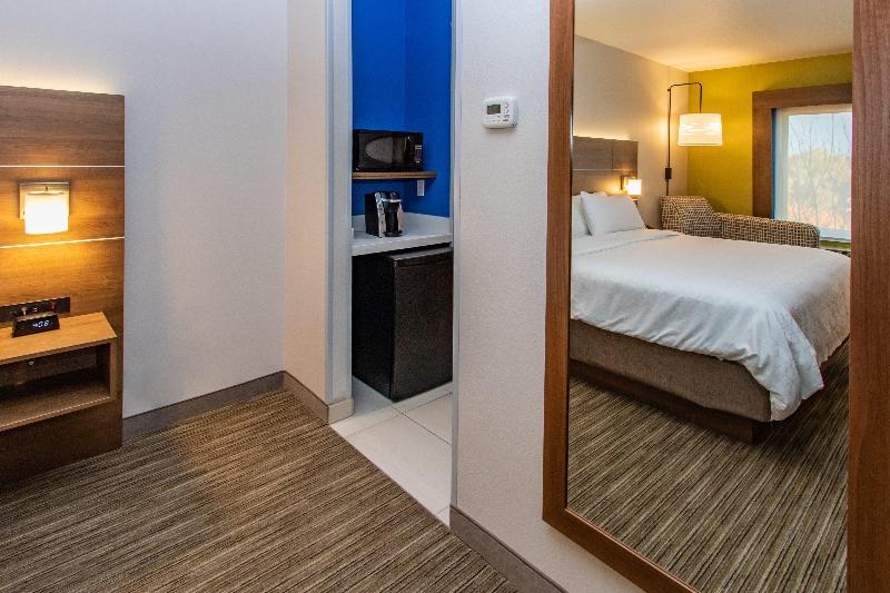 带大床的标准间, Holiday Inn Express Hotel & Suites Roseville   Galleria Area, An Ihg