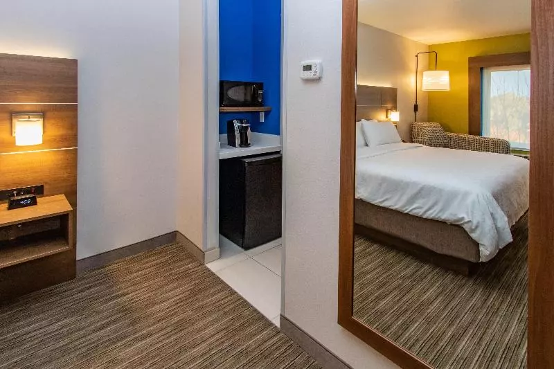 Standard-huone King-vuode, Holiday Inn Express Hotel & Suites Roseville Galleria Area, An Ihg