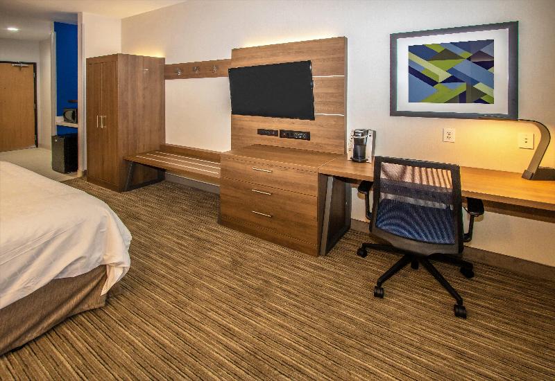 带大床的标准间, Holiday Inn Express Hotel & Suites Roseville   Galleria Area, An Ihg