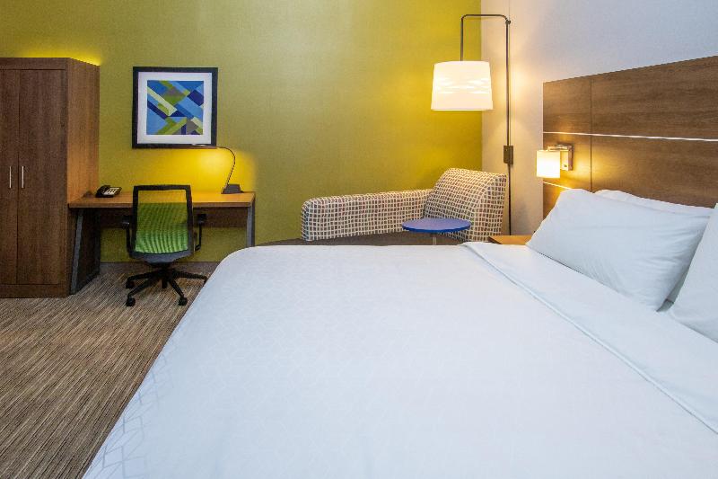 Люкс Кровать Кинг, Holiday Inn Express Hotel & Suites Roseville   Galleria Area, An Ihg