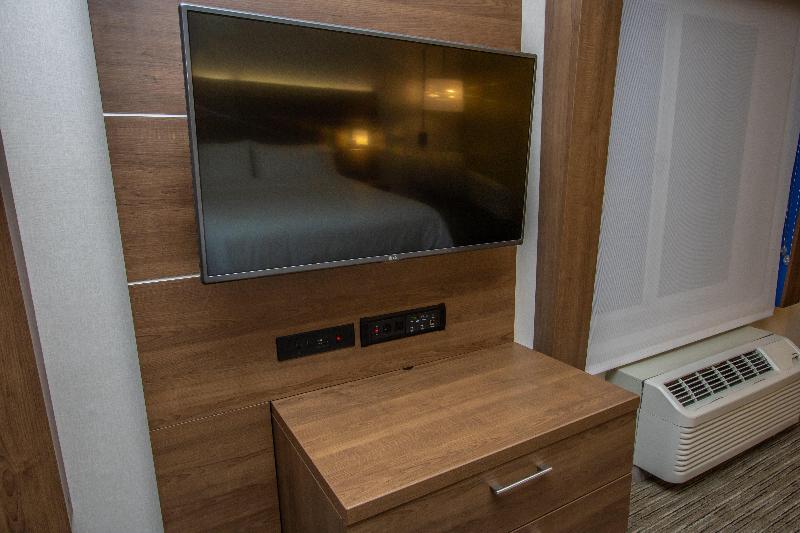 带大床的套房, Holiday Inn Express Hotel & Suites Roseville   Galleria Area, An Ihg