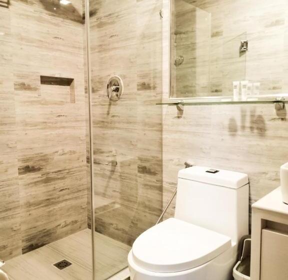 סטודיו דלוקס, The Malayan Plaza