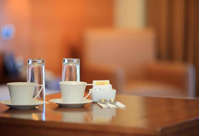 חדר סטנדרט לארבעה, The Malayan Plaza