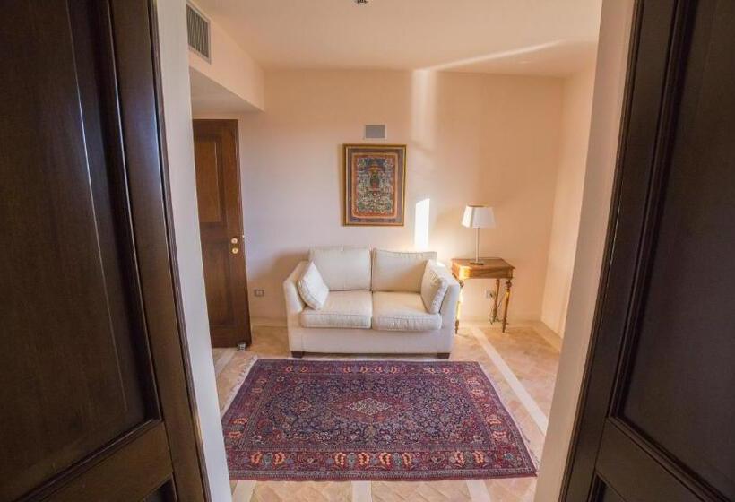 סוויטת ג'וניור עם טרסה, Palazzo Viceconte