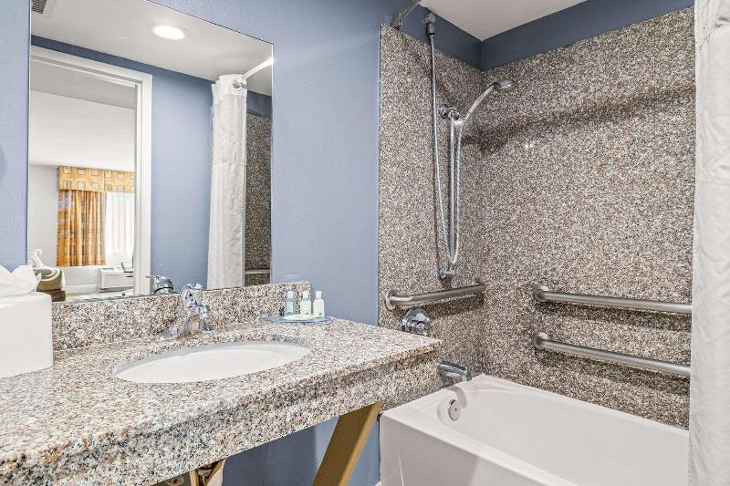 חדר סטנדרט עם מיטת קינג, Quality Inn & Suites Tampa Ybor City