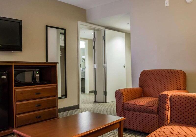 מיטת קינג בסוויטה, Quality Inn & Suites Tampa Ybor City