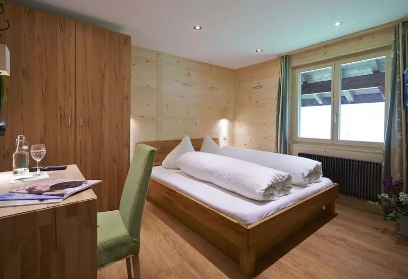 Economy Zimmer, Waldrand