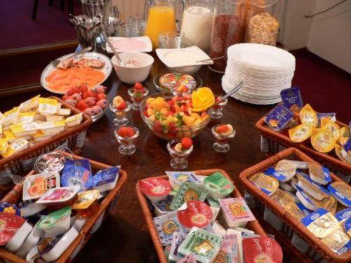 חדר סטנדרט לשלושה, Am Wehrhahn