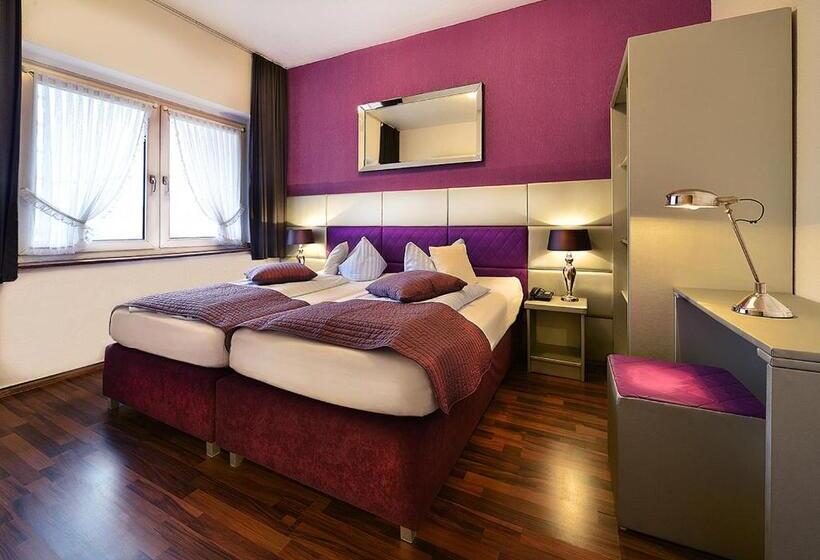 חדר סטנדרט לשלושה, Am Wehrhahn