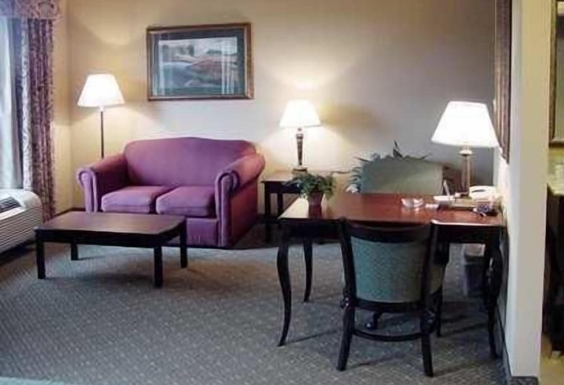 스탠다드 스튜디오, Hampton Inn & Suites Fredericksburg