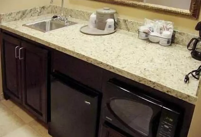 スタンダードスタジオ, Hampton Inn & Suites Fredericksburg