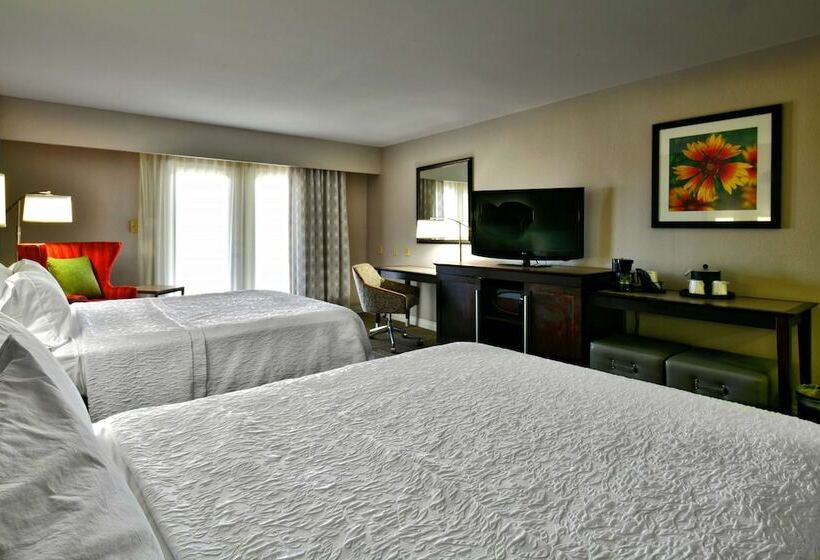 Номер Стандарт с Балконом, Hampton Inn & Suites Fredericksburg