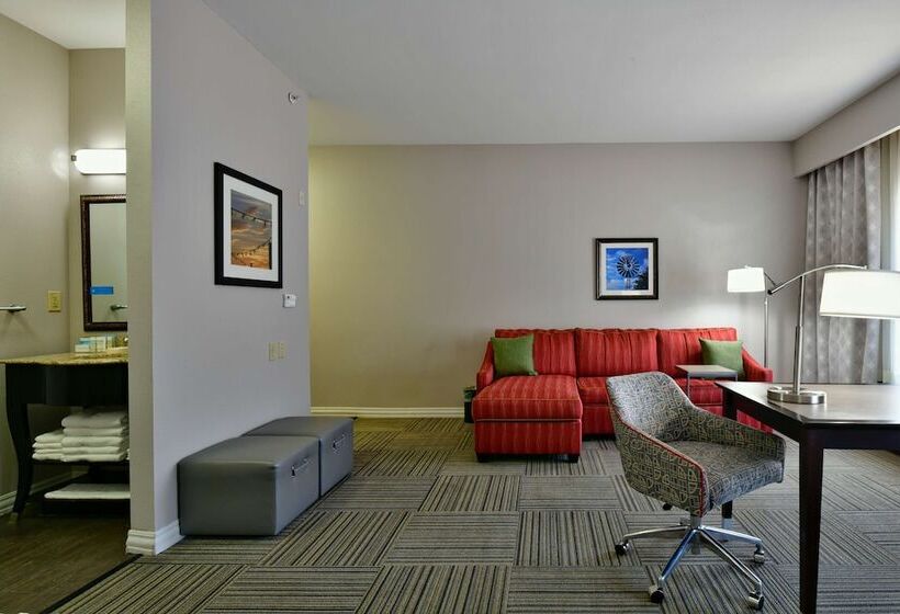스탠다드 스튜디오, Hampton Inn & Suites Fredericksburg