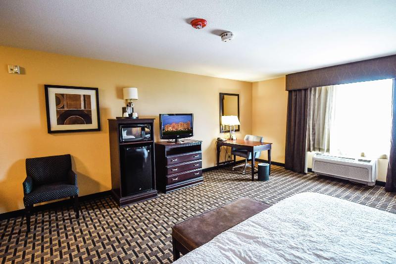 带大床的标准间, Hampton Inn And Suites Pine Bluff