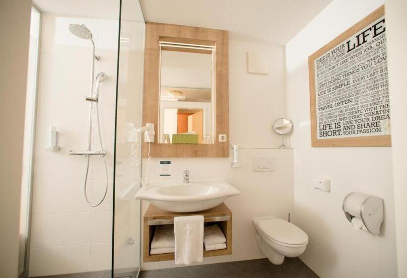 컴포트 룸, Locker & Legere