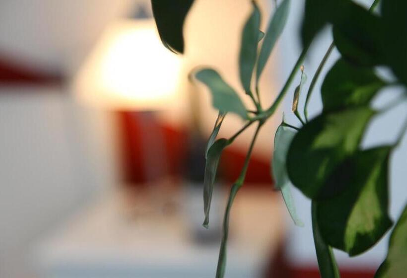 اتاق استاندارد یک تخته با سرویس بهداشتی مشترک, Insor