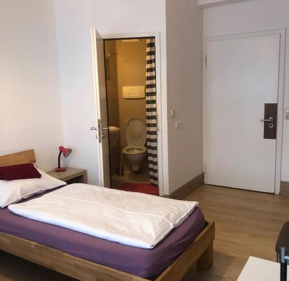 标准三人间, Pension Schmellergarten