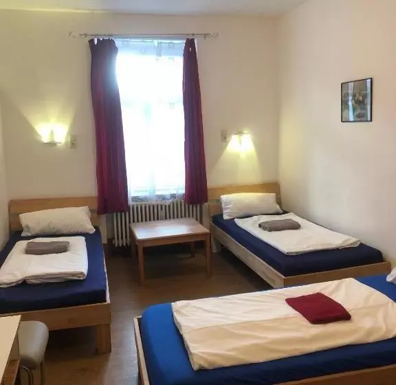 Standard Neljän Hengen Huone, Pension Schmellergarten