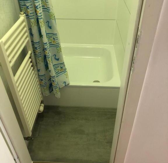 标准四人间共用浴室, Pension Schmellergarten