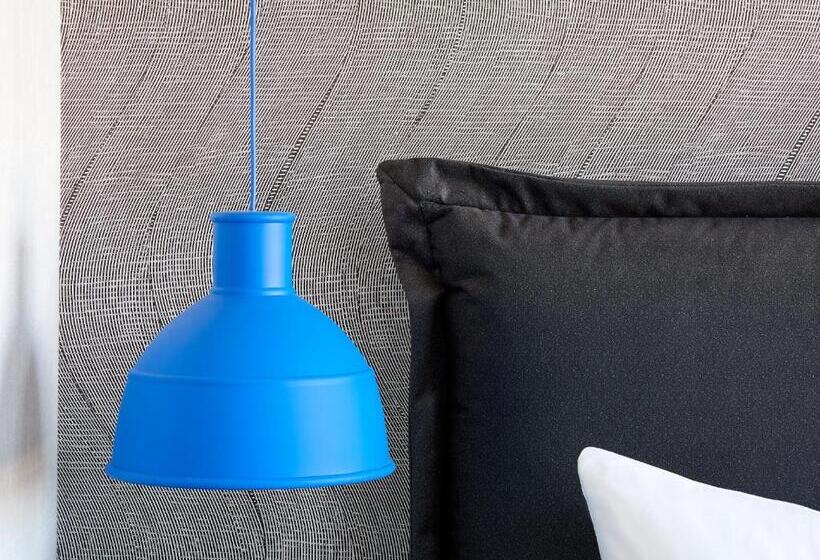 اتاق لوکس با تخت بزرگ, Hutton