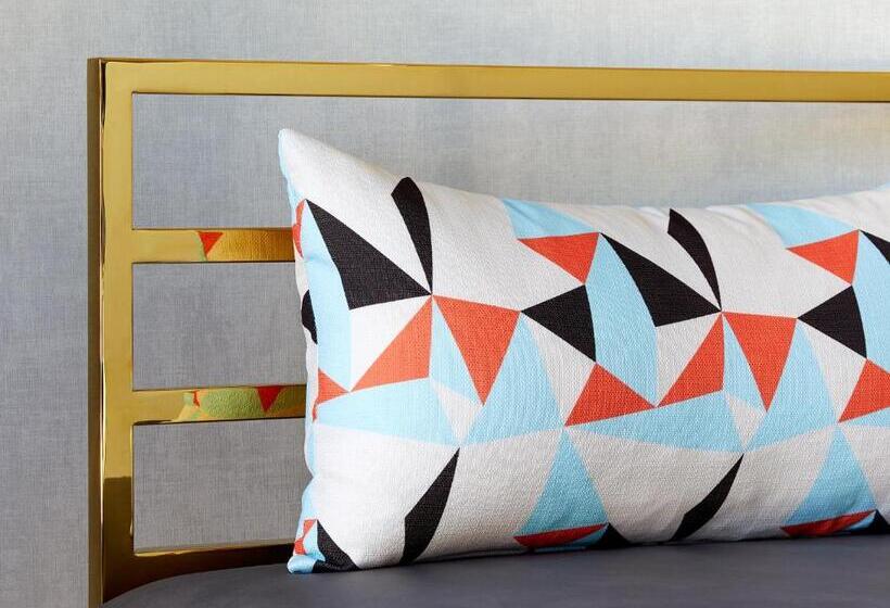 اتاق پرمیوم, Hutton