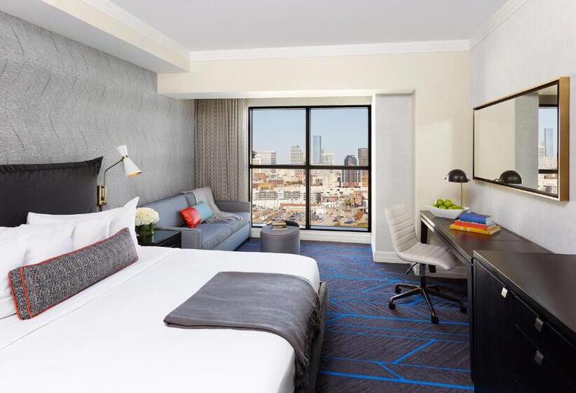 اتاق اجرایی با تخت بزرگ, Hutton