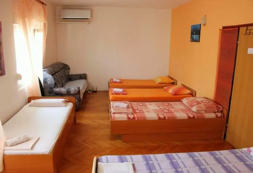 Llit en Habitació Compartida, Eros Rooms