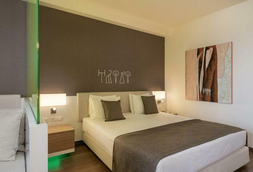 חדר משפחתי, Avra Imperial