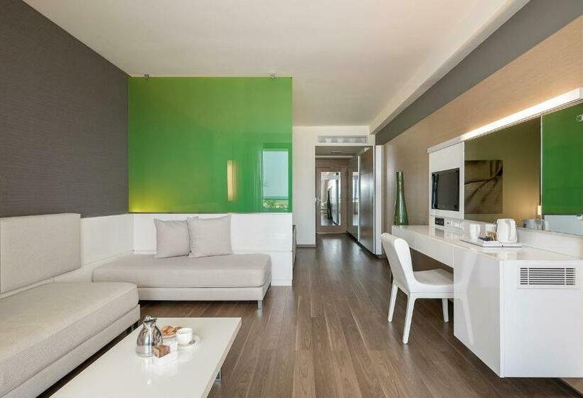 חדר משפחתי, Avra Imperial