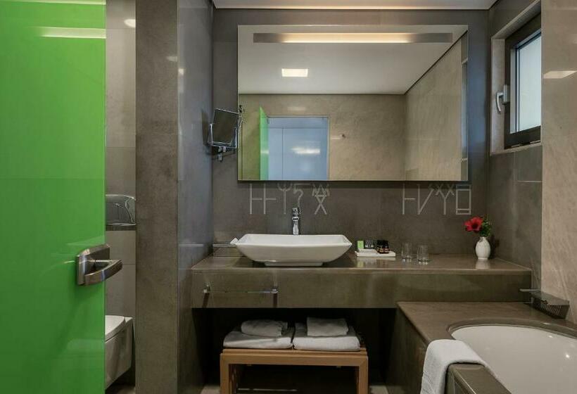 חדר משפחתי, Avra Imperial