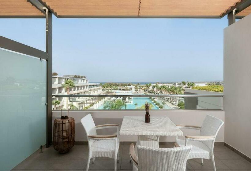 חדר משפחתי, Avra Imperial