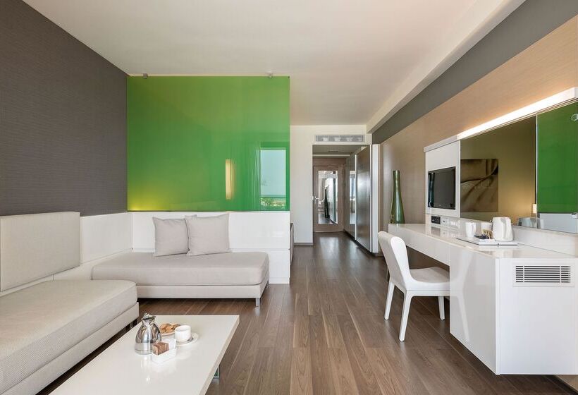 חדר משפחתי, Avra Imperial